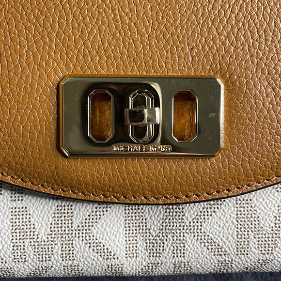 Michael Kors crossbody clutch - Picture 6 of 7